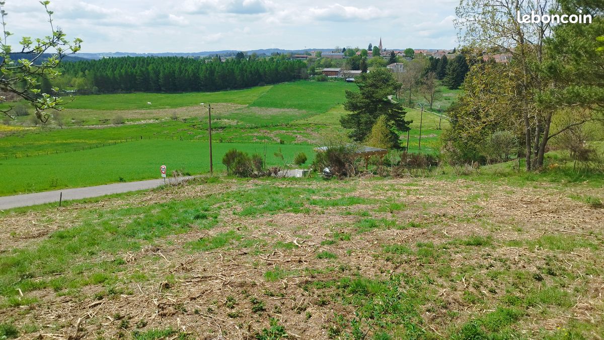 EXCLUSIF Terrain constructible 1 299 m2 rare vue imprenable, tranquille et proche centre-bourg sur la commune d'Usson-en-Fore