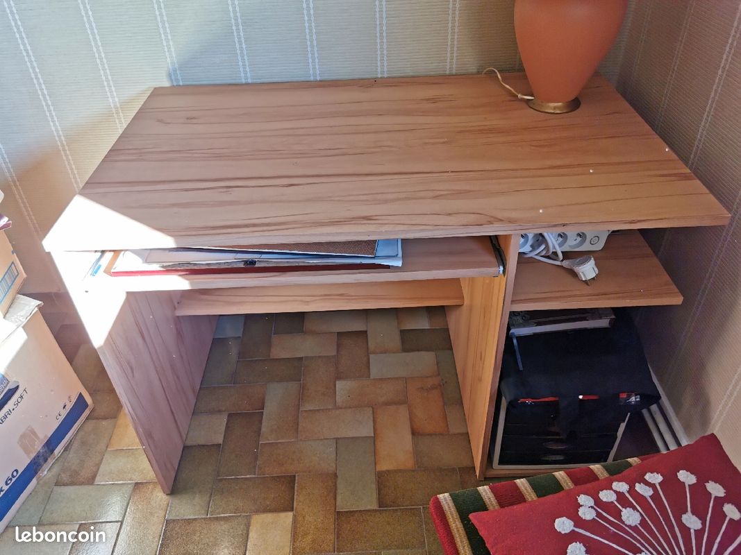 Bureau (image 1)