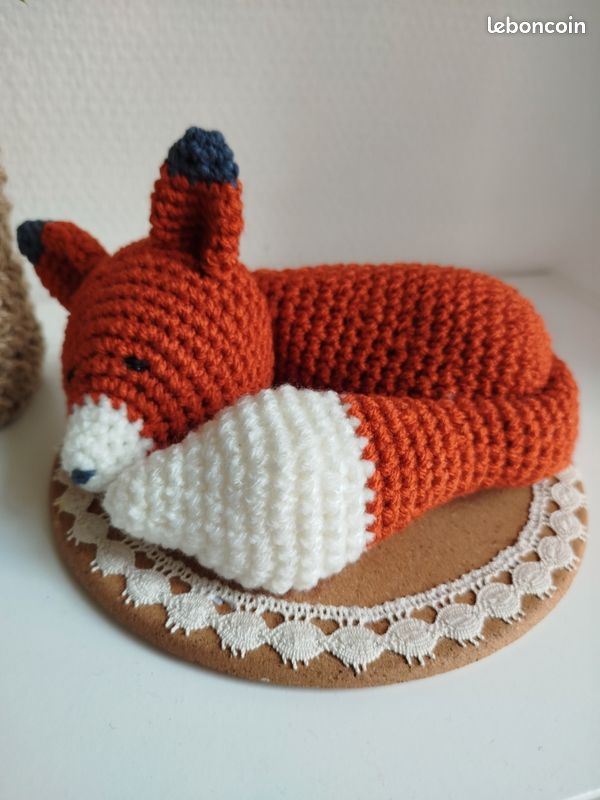 Charmante déco Renard endormi, cadeau naissance, au crochet, sur socle, (image 1)