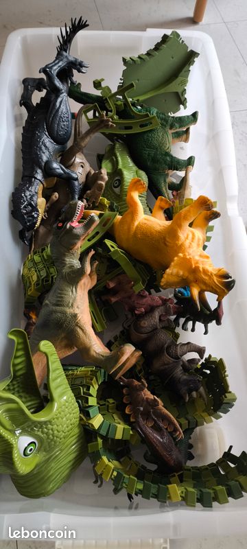 Lot de dinosaures et circuit (image 2)