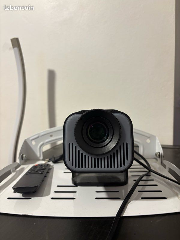 Lot vidéoprojecteur Full HD + écran 105" + support mural (image 4)