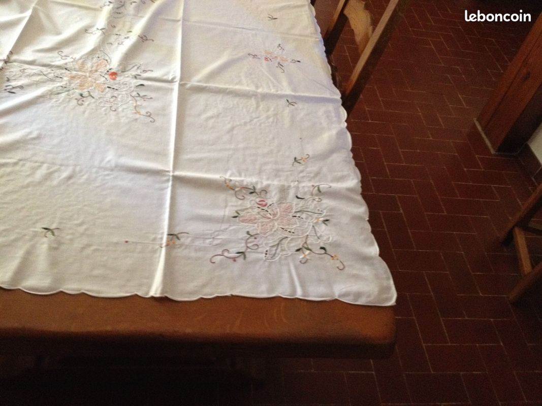 Nappe brodée main (image 1)