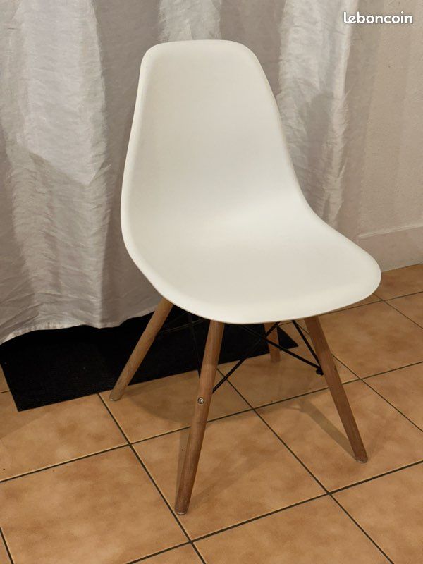 Chaise scandinave blanche design – pieds en bois (image 1)