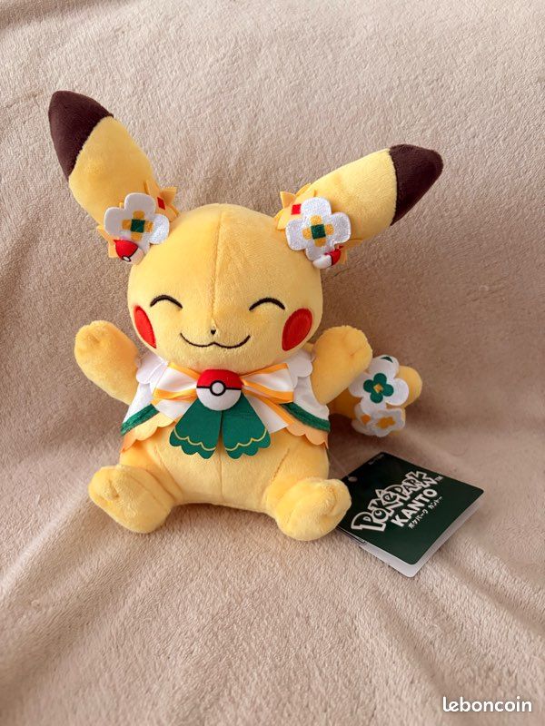 Peluche Pikachu Femelle – Exclusivité PokéPark Kanto 2026 – Neuve avec étiquette (image 1)
