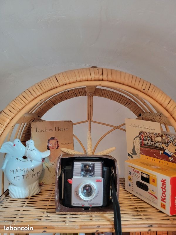Kodak Brownie Starlet Camera (image 1)