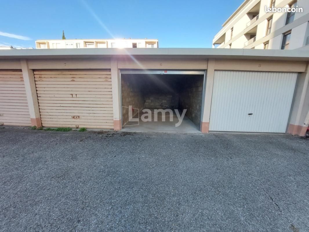 Parking 8 m² · au Pont-de-Claix · 8 m² · 115 €/mois