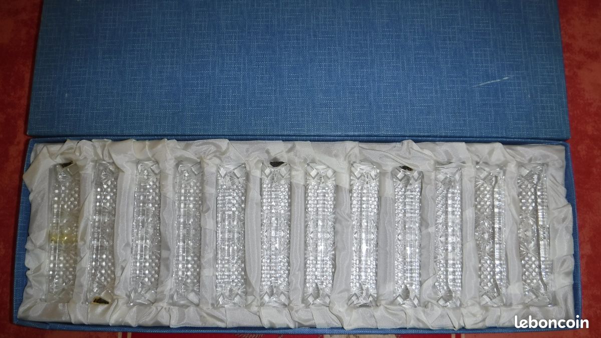 Boîte de 12 Portes Couteaux en cristal au plomb 24% PbO d'Oxyde de plomb soufflé à la bouche et taillé à la main. 1 Porte Couteau a cassé et a été recollé (image 2)