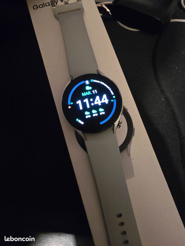 Montre connectée Samsung Galaxy Watch 4 blanche (image 2)