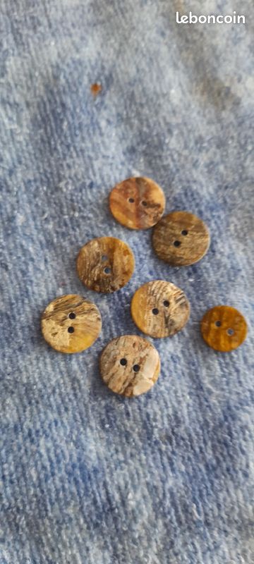 Boutons pour vêtements 7 donc 1 abîmé (image 1)