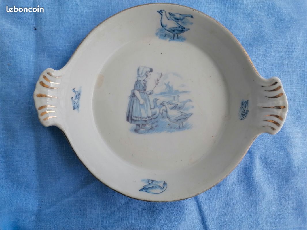 Petit Plat Ancien en Faïence Déco Bleu et Or La Gardienne d'Oies (image 1)