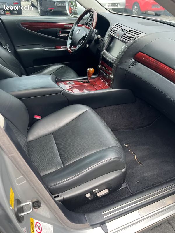 Lexus LS 600H L Ambience 5.0 V8 394CH - Historique D'Entretien Complet - Toit Pano - Cuir Chauffants - Sièges Mémoire - 158000KM (image 7)