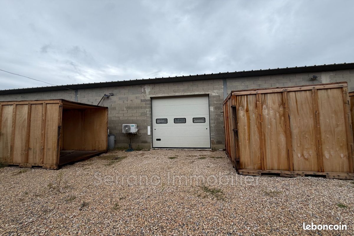 Parking 100 m² · à Saint-Rémy-de-Provence · 100 m² · 850 €/mois