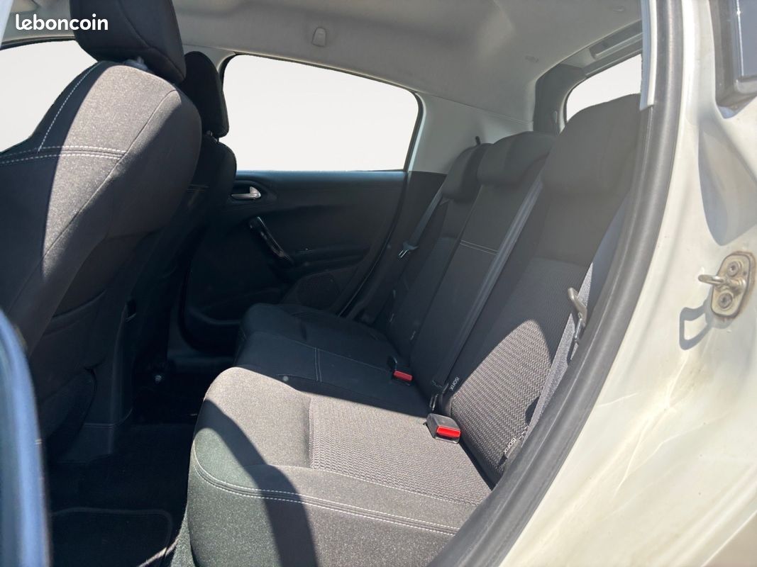 PEUGEOT 208 1.2 PureTech 82ch BVM5 Allure (image 14)