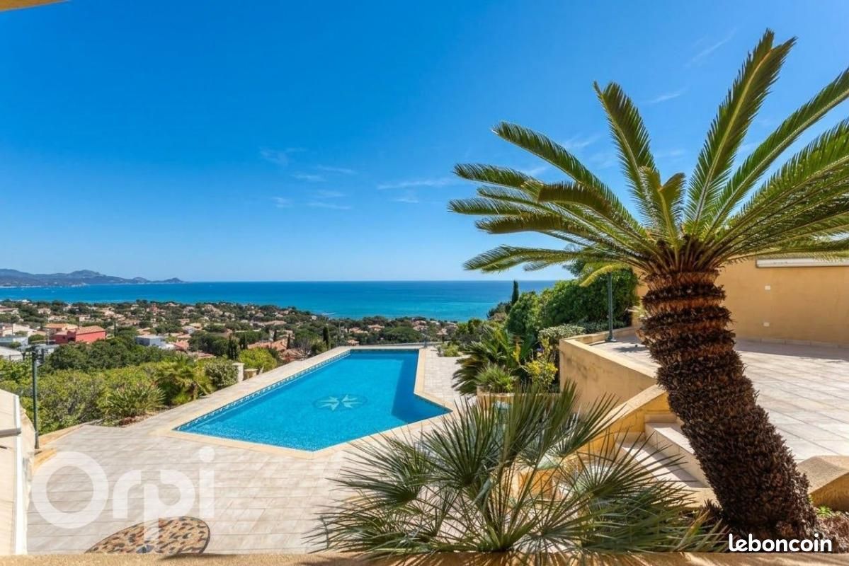 Maison 10 pièces 330 m² · à Roquebrune-sur-Argens · 330 m² · 2 812 000 €