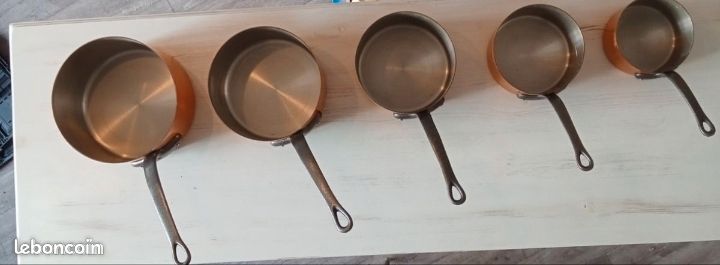 Batterie De Casseroles En Cuivre étamé Avec étagère - 5 Pièces, Occasion En Très Bon état, Sans Marque