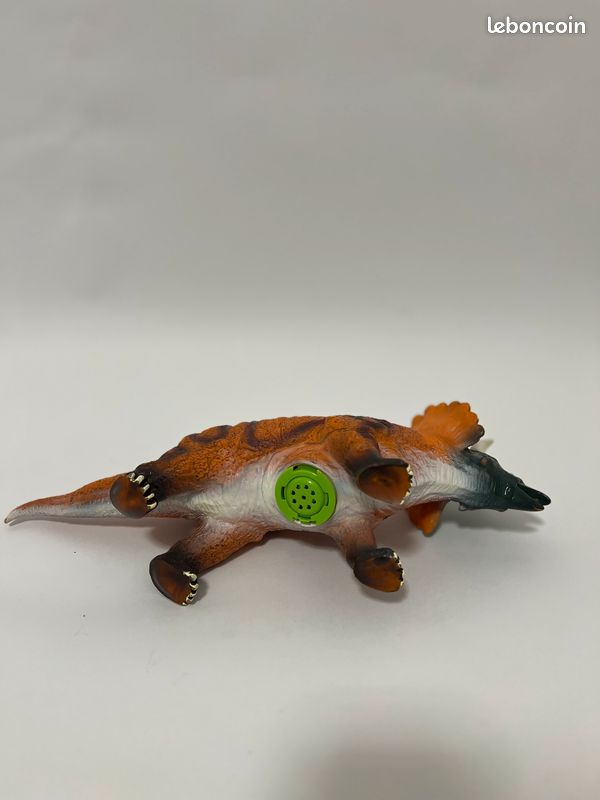 Deux figurines de dinosaures (image 8)