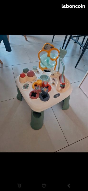 Table d'activités d'éveil sensoriel (image 1)