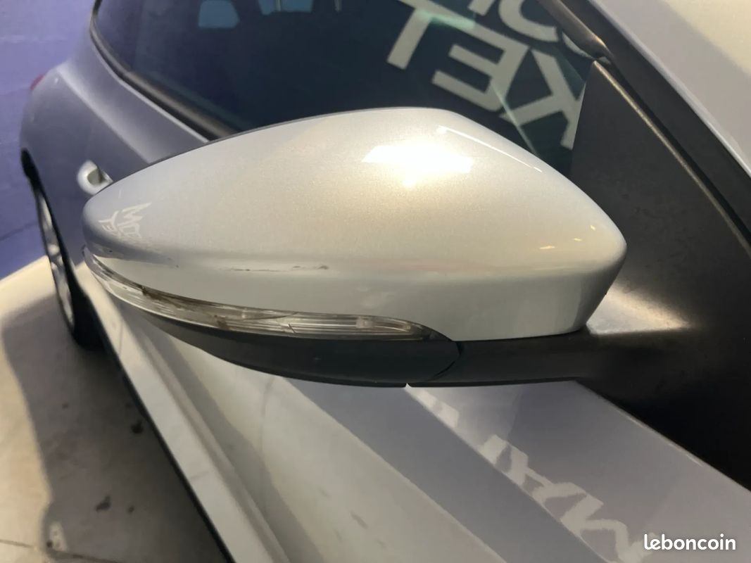 VOLKSWAGEN Scirocco 1.4 TSI 160ch Sportline - 2009 - DYNAUDIO - Projecteur Bi-Xenon (image 19)