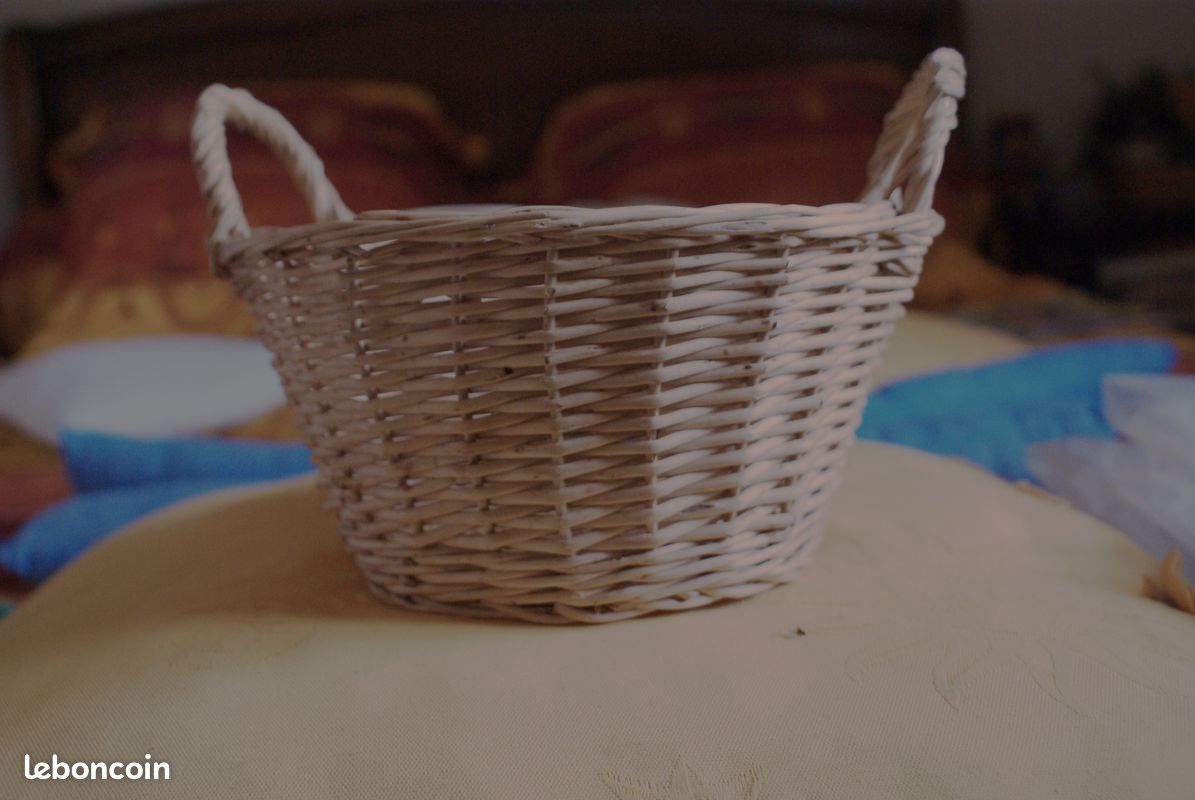 Petite corbeille en rotin avec deux anses (image 1)
