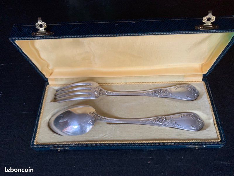 Ensemble de 5 fourchettes en argent dépareillées. Poids : 384 g On y