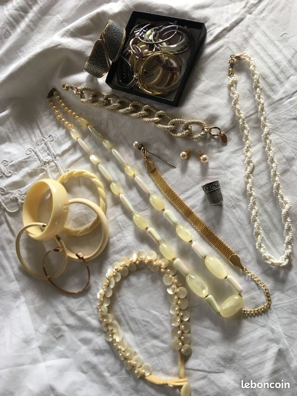 Lot De 2 Bracelets Vintage En Plastique Crème/beige Clair - Occasion - Style Rétro