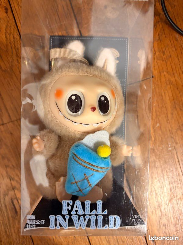 Fall in Wild – Figurine collector en peluche et vinyle (image 1)