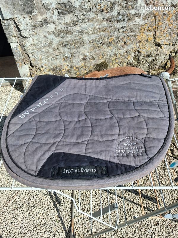 CSI saddle pad, round skirt- see measurements in pics- Countour