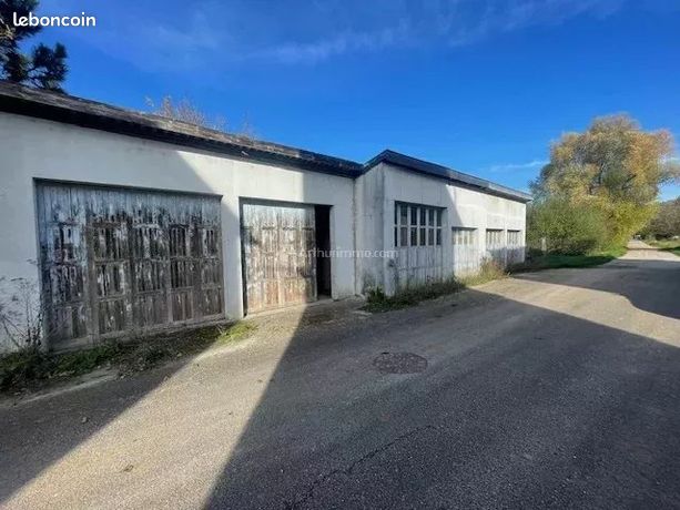 Parking/box 3 pièces 122 m²