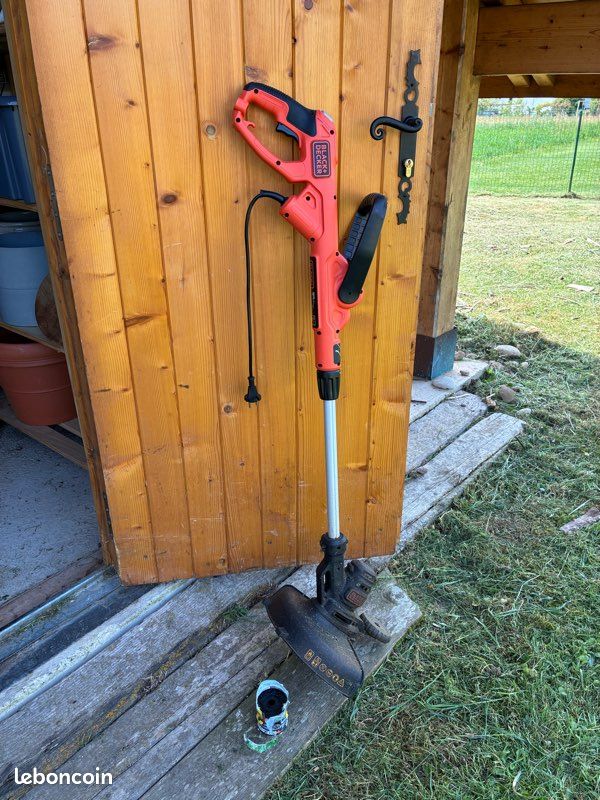 Coupe bordure débroussailleuse filaire black and Decker modèle BESTE630 QS (image 1)