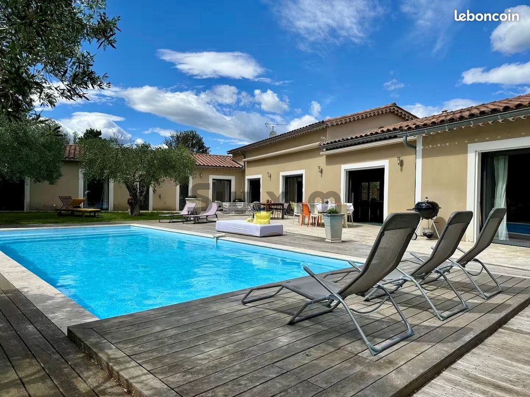 Maison 7 pièces 243 m² · à Vézénobres · 243 m² · 2 100 €/mois