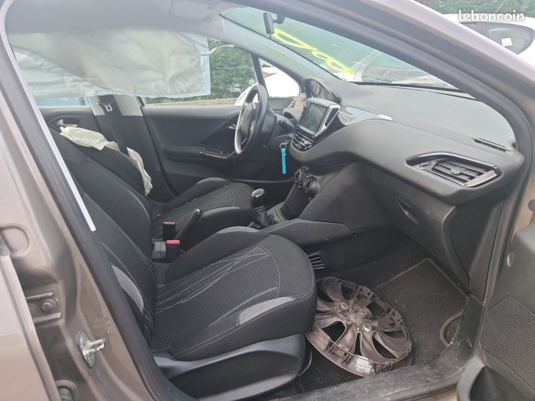 Peugeot 208 1.2 vti accidentée (image 7)