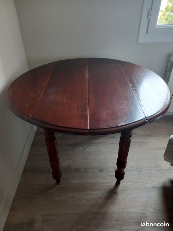 Table ancienne (image 1)