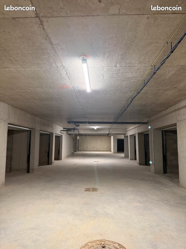 Garage idéalement bien placé et SÉCURISÉ · à Saint-Priest-en-Jarez · 95 €