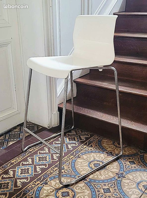 Chaise design blanche pour bureau ou espace d'accueil (image 1)