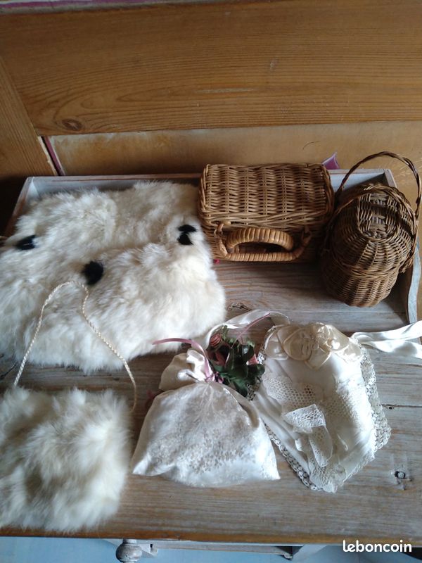 Joli coussin à épingles de demi-poupée antique avec jupe en tissu français - France