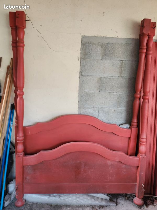 Lit baldaquin rouge en bois (image 1)