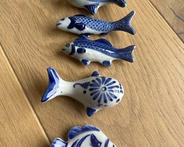 7 porte-couteaux poissons porcelaine - Arts de la table