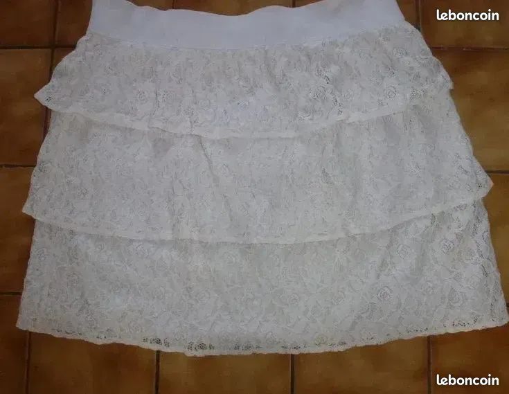 Jupe blanc cassé en satin avec dentelle