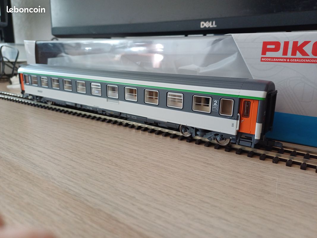 Piko 97310 Ho – Set 2 Voitures Corail SNCF B11u + B6Du Avec Figurines
