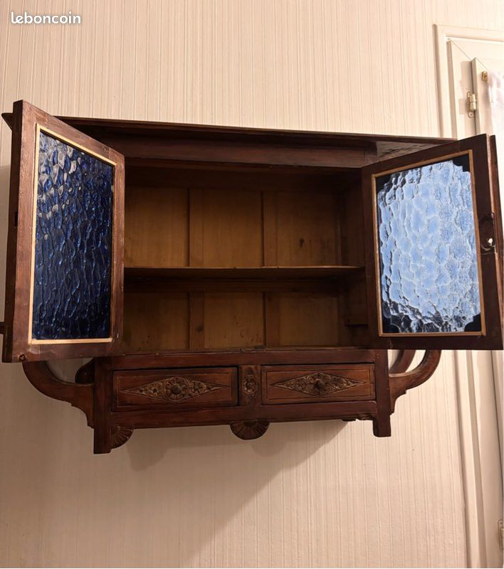 Meuble mural ancien en bois sculpté – vitrine avec étagères (image 2)