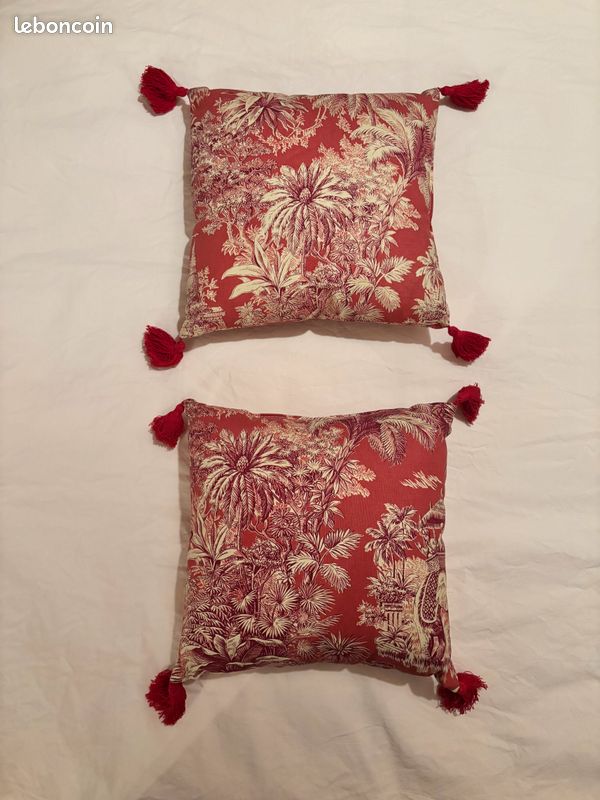 Coussin Vintage en Velours Rouge - Broderie Jonquilles - Décoration Coussin Vintage en Velours Rouge - Broderie Jonquilles - Décoration