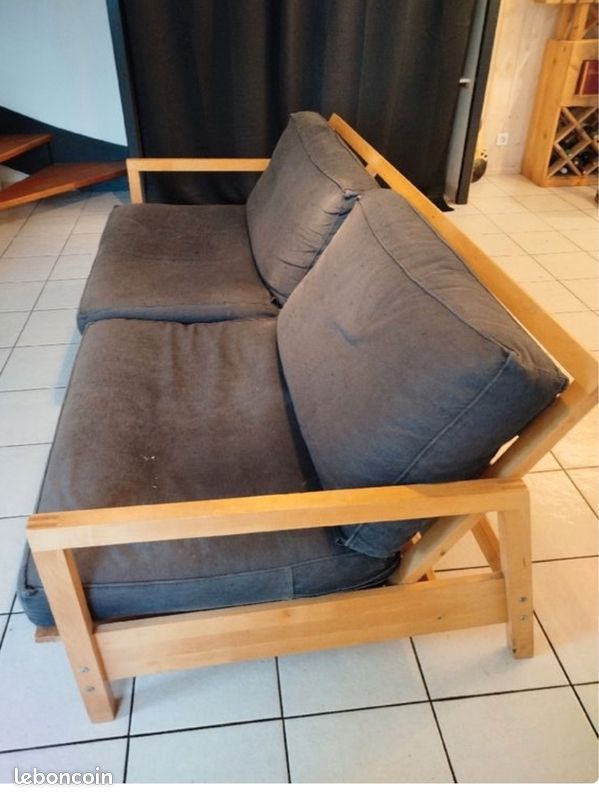 Canapé en bois Ikea convertible URGENT
Il est convertible en lit très facilement.
Il n'est pas tout neuf et les housses sont abîmées (image 1)