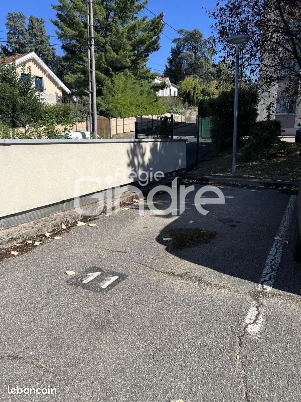 Parking 8 m² · à Tassin-la-Demi-Lune · 8 m² · 85 €/mois
