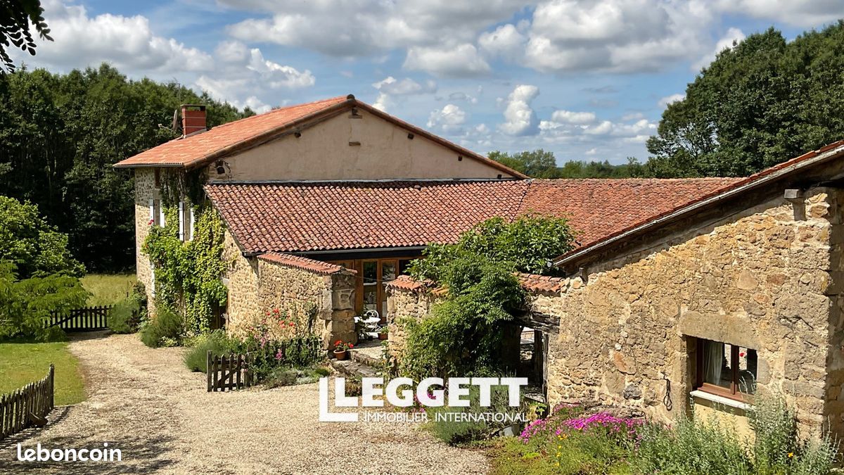 Maison 8 pièces 370 m² · à Saint-Cyr · 370 m² · 486 540 €