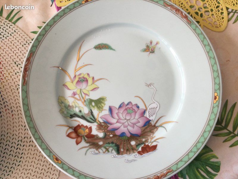 Assiette grande porcelaine de limoges :Raynaud modèle ne se fabricant plus:nom Bri-Jit-Sou Décor chinois en. Porcelaine Céladon avec décor floral ds tons roses (image 5)