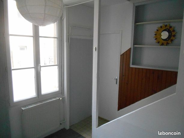 Petit F1 (1 entrée/bureau, 1 cuisine, 1 chambre en duplex), proche bus et place Garibaldi , interphonere