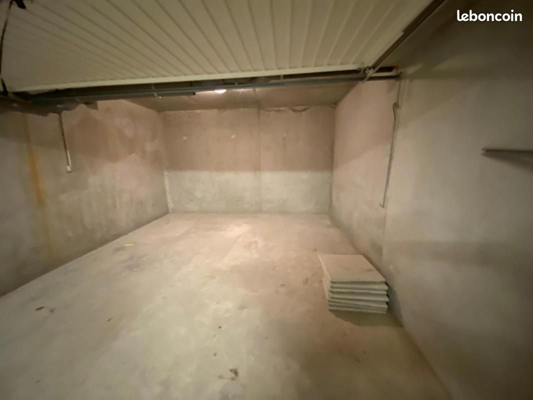 Parking 20 m² · à Valence · 20 m² · 93 €/mois
