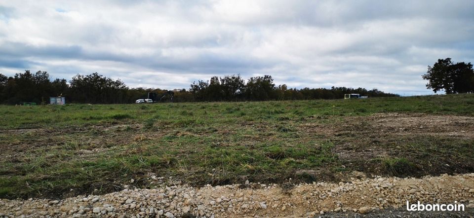 Terrain 744 m² · à Castelnau-de-Montmiral · 52 000 €