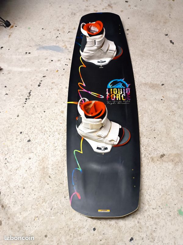 Planche de wakeboard 138 cm (chausses HS) (image 1)