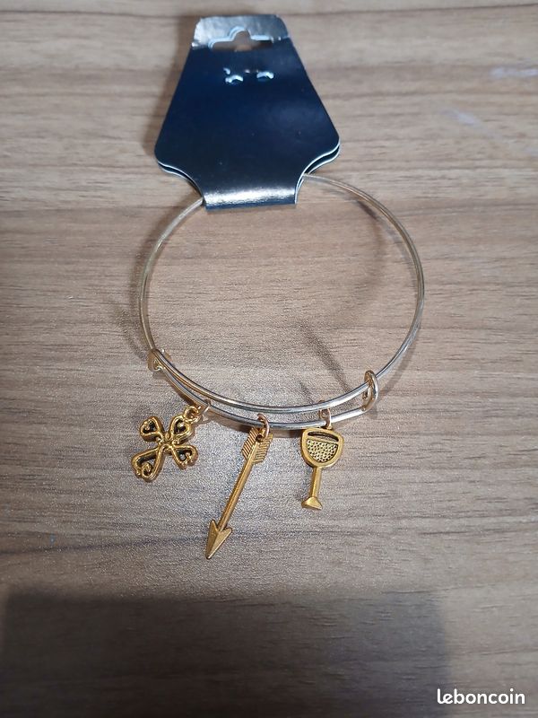 Bracelet à breloque neuf (image 1)